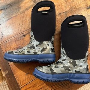 Bogs blue camo snow boots